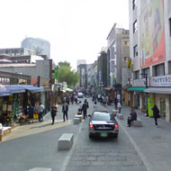 The flush curb shared road character of Insadong-gil. Source: Google Street View 2012